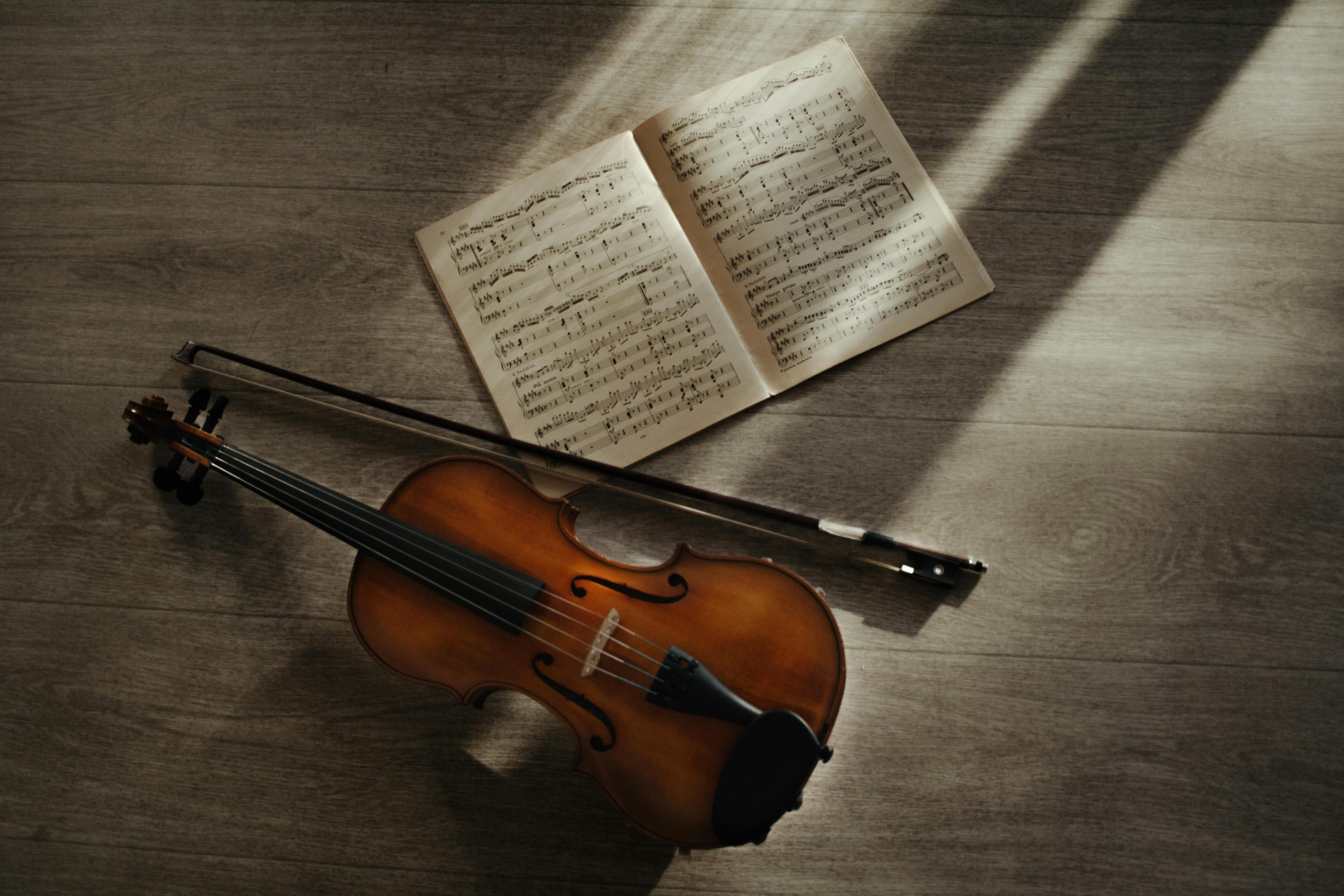 Detalle de instrumentos y manos en interpretación musical
