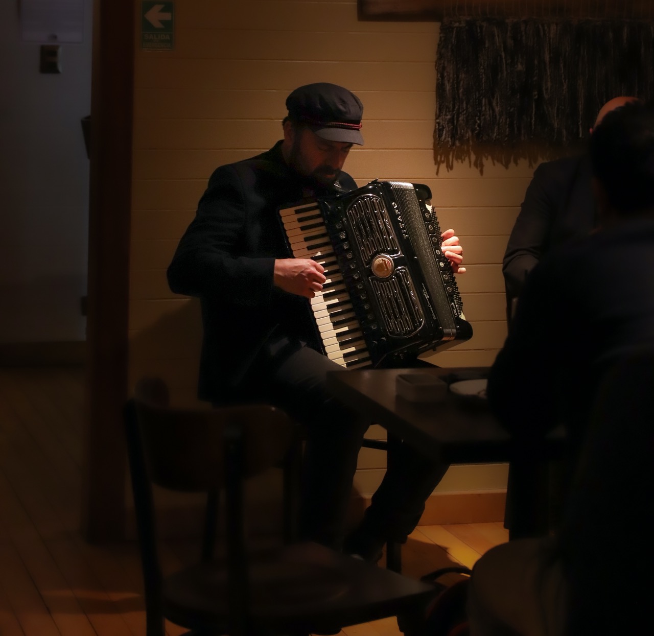 Músicos en espacio gastronómico premium